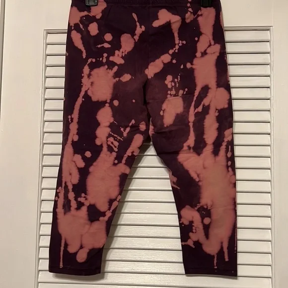 Bleach Dye Capri Leggings - Picture 6 of 9